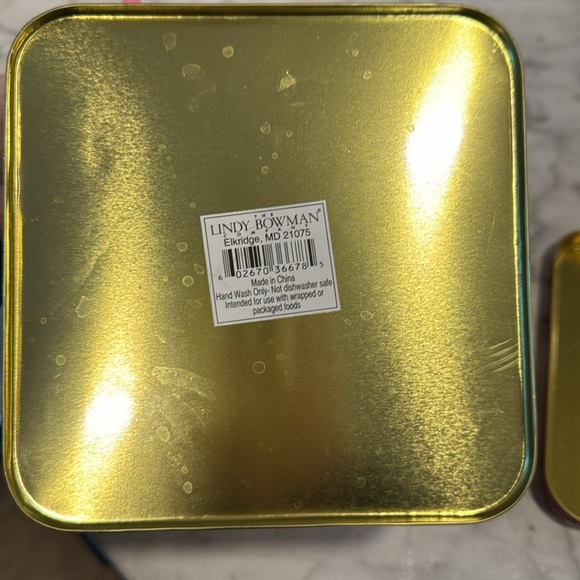 *Free* NWT Holiday Tin - Picture 4 of 4